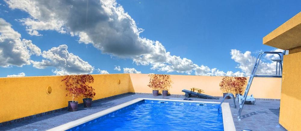 Icon Hotel Apartments Дубай Екстериор снимка