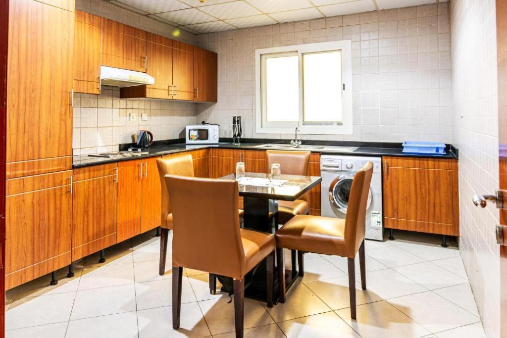 Icon Hotel Apartments Дубай Екстериор снимка